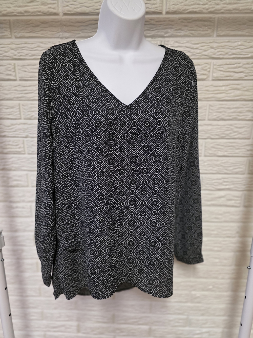 Chelsea & Theodore Black & White V-Neck Long Sleeve Geometric Top